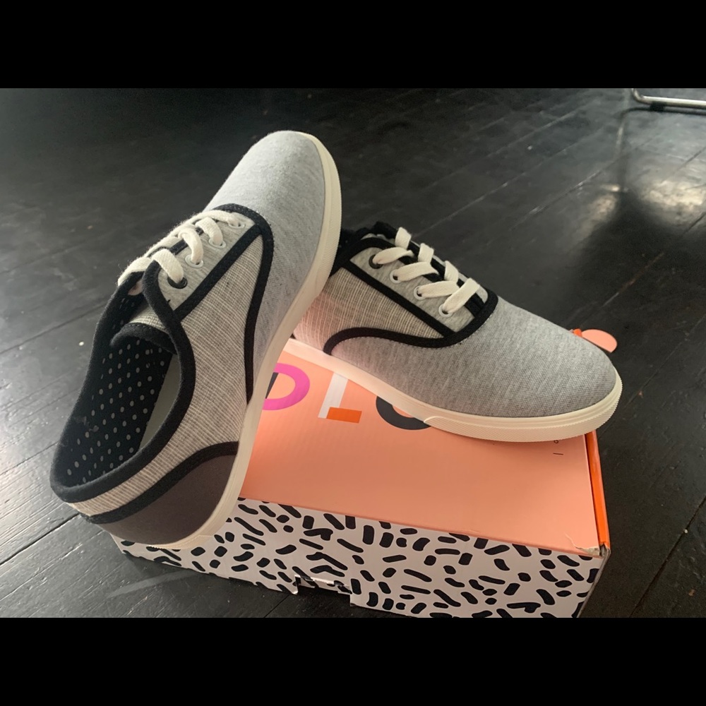 Gray/black shoes